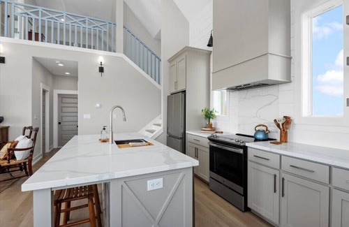 Gilchrist House | Sleeps 9 | Fire Pit | Beach & Bay View