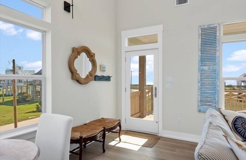 Gilchrist House | Sleeps 9 | Fire Pit | Beach & Bay View