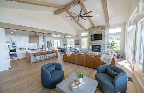 Garden City House | Sleeps Max 38 guests. Parking for up to 6 vehicles, 8 bedrooms, and 6.5 full baths, 3 levels, App.