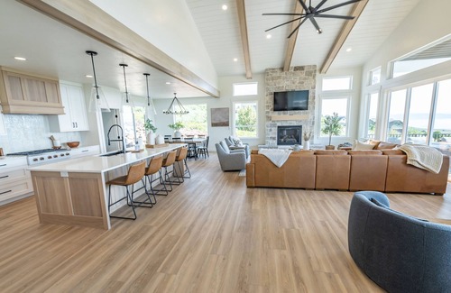 Garden City House | Sleeps Max 38 guests. Parking for up to 6 vehicles, 8 bedrooms, and 6.5 full baths, 3 levels, App.