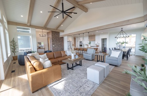 Garden City House | Sleeps Max 38 guests. Parking for up to 6 vehicles, 8 bedrooms, and 6.5 full baths, 3 levels, App.