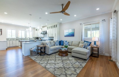 Gatlinburg - Pigeon Forge House | Sleeps12 Pet Friendly 2 Hottubs Views Full Kitchen