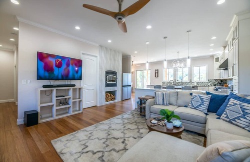 Gatlinburg - Pigeon Forge House | Sleeps12 Pet Friendly 2 Hottubs Views Full Kitchen