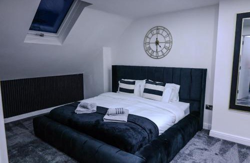 Hall Green House | Sleeps17 Bliss 7-Bedroom Luxury Escape Birmingham