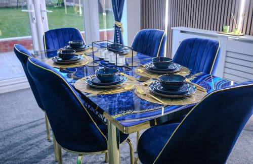 Hall Green House | Sleeps17 Bliss 7-Bedroom Luxury Escape Birmingham