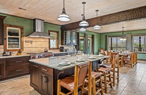 Gatlinburg - Pigeon Forge Apartment | Sleeps18 Views 2 Hottubs Family Reunion Retreat