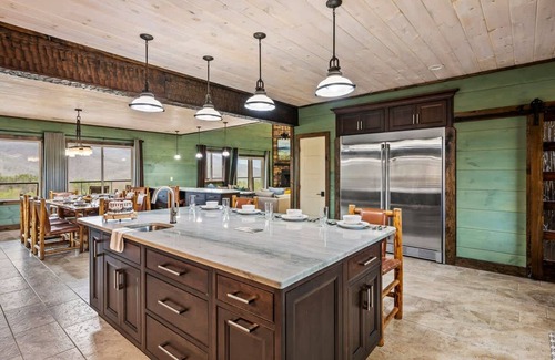 Gatlinburg - Pigeon Forge Apartment | Sleeps18 Views 2 Hottubs Family Reunion Retreat
