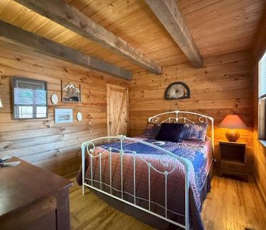 Maggie Valley House | Sleepy Bear Cabin-Watch the Sunset, Dogs welcome with Pet Rate