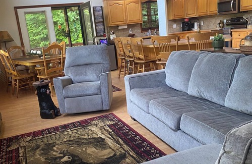 Topton Cabin | Sleepy Bear Lodge. Fire Pit + Starter Wood + Fast Starlink Wi-Fi + Full Kitchen.