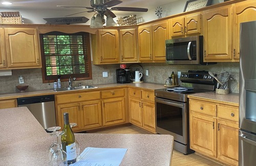 Topton Cabin | Sleepy Bear Lodge. Fire Pit + Starter Wood + Fast Starlink Wi-Fi + Full Kitchen.