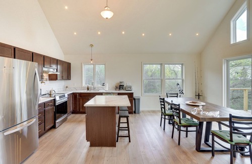 Athens House | Sleepy Hollow Lake Home w/Deck, Pool Access!