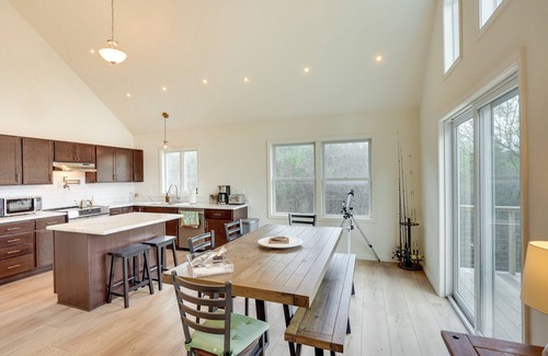 Athens House | Sleepy Hollow Lake Home w/Deck, Pool Access!
