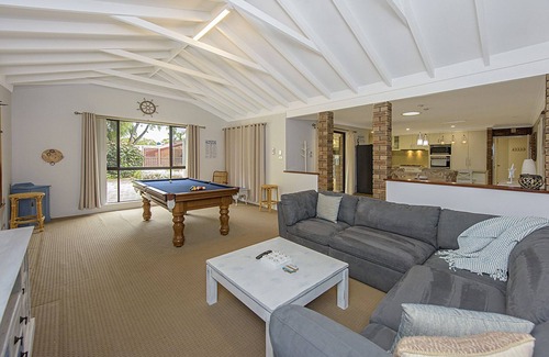 Geographe House | Slice of Geographe - Pool table, Dart Board, WiFi. 400m to the Beach