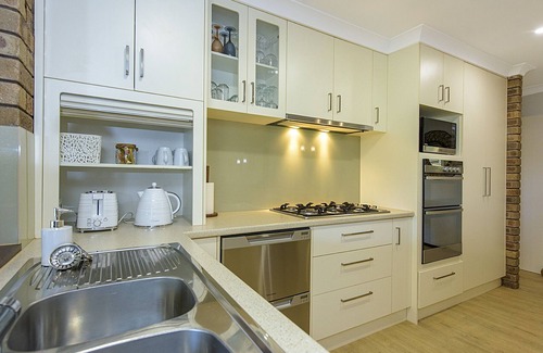 Geographe House | Slice of Geographe - Pool table, Dart Board, WiFi. 400m to the Beach