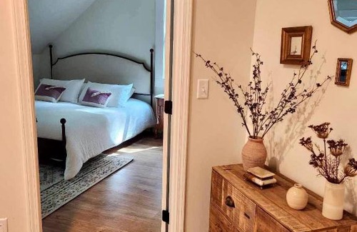 Old Fort House | Sliding Rock -A Creekside Cottage w7 acres, Waterfalls & Hiking