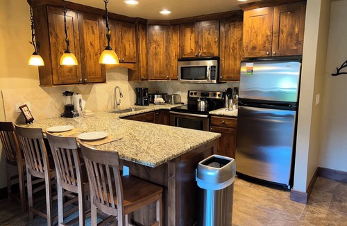 Breckenridge Resort | Slope side- Ski In/Out- hot tub, pool- 2bd/2ba, sleeps 8- family friendly!