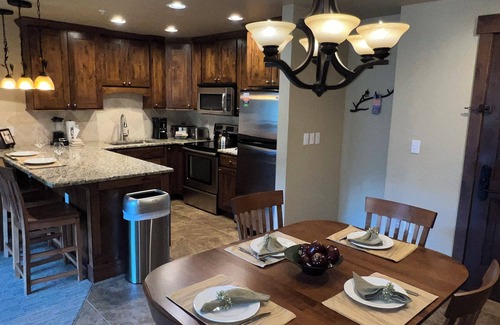 Breckenridge Resort | Slope side- Ski In/Out- hot tub, pool- 2bd/2ba, sleeps 8- family friendly!