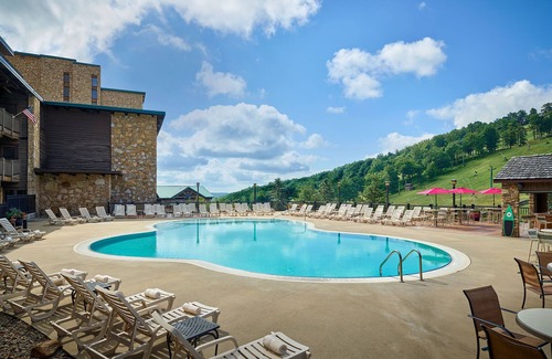Seven Springs Apartment | Slopeside Comfort | Queen Lodge Room in Chamption