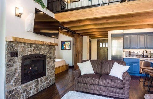 Whitefish Ski Chalet | SLOPESIDE with PRIVATE Hot Tub-just 30' from the slope! 2 Bdm/2 Bath, Luxury Ski-in/Ski-out Treeh...