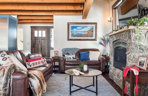 Whitefish Ski Chalet | SLOPESIDE with PRIVATE Hot Tub- just 50' from the slope! Sleeps 10- 4 Bath, Luxury Ski-in/Ski-out...