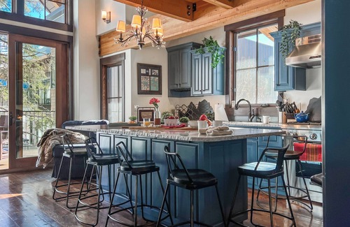 Whitefish Ski Chalet | SLOPESIDE with PRIVATE Hot Tub- just 50' from the slope! Sleeps 10- 4 Bath, Luxury Ski-in/Ski-out...
