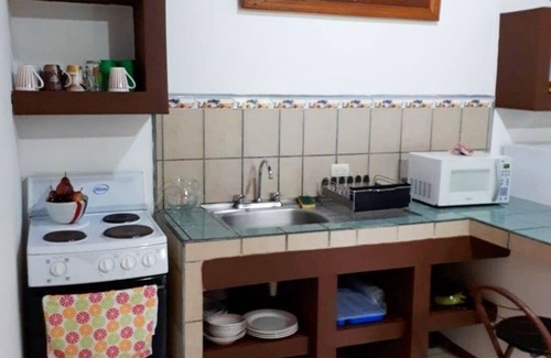 El Cerro House | SLOTH#2 APT FULLY EQUIPPED -AC -WIFI - PARKING. KITCHEN. LAUNDRY ROOM. HOT WATER