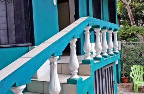 El Cerro House | SLOTH#2 APT FULLY EQUIPPED -AC -WIFI - PARKING. KITCHEN. LAUNDRY ROOM. HOT WATER