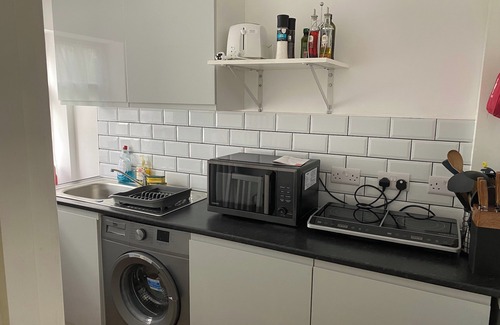 Colnbrook Apartment | Slough - Sleeps 3 - Petfriendly - Riverside - Bay
