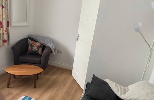 Colnbrook Apartment | Slough - Sleeps 3 - Petfriendly - Riverside - Bay