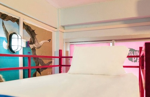 Talat Yot Hotel | Slumber Pool Party Khao San