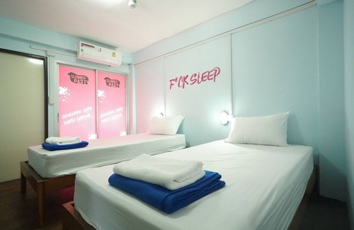 Talat Yot Hotel | Slumber Pool Party Khao San