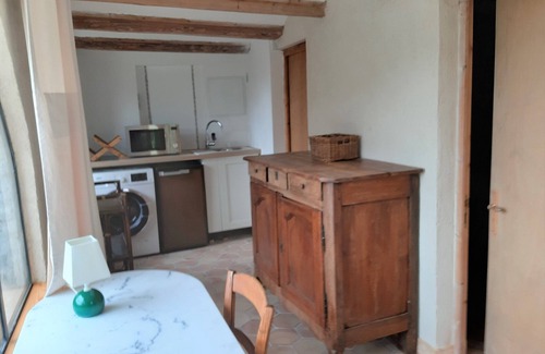 Viviers Apartment | Small apartment overlooking enclosed garden