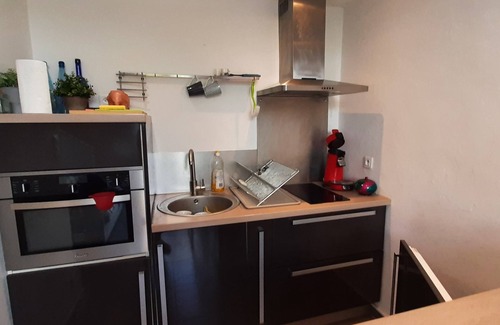 Martigues Apartment | Small independent apartment 50m from Carro beach, with outdoor area.