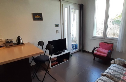 Martigues Apartment | Small independent apartment 50m from Carro beach, with outdoor area.