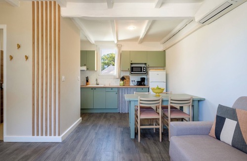 La Roque-sur-Pernes Condo | Small stone mas T2 in a tourist residence