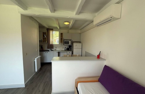 La Roque-sur-Pernes Condo | Small stone house in quiet residence