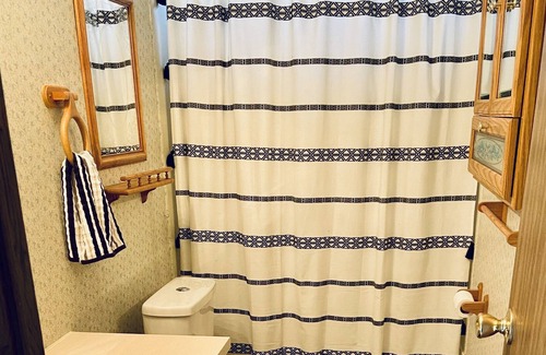 Greensburg House | Small Town Charm, just minutes from Green River Lake!