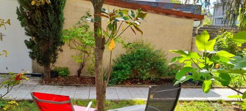 La Courneuve House | Small Town House with private parking and access to garden, near Paris and all public transport