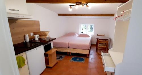 La Courneuve House | Small Town House with private parking and access to garden, near Paris and all public transport