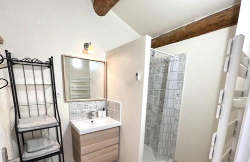 Le Puy-Sainte-Reparade House | Small village house in Provencal hamlet