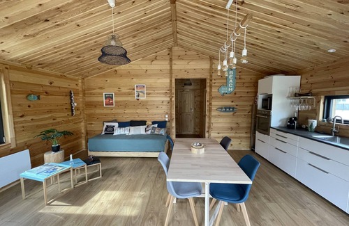 Hourtin Ski Chalet | Small wooden house on the edge of a forest