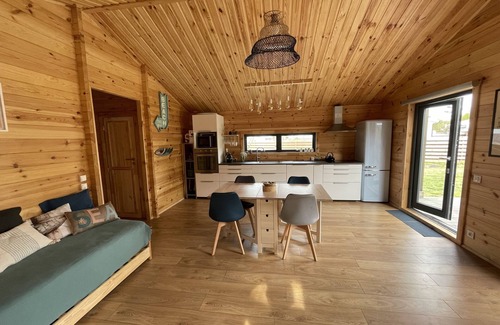 Hourtin Ski Chalet | Small wooden house on the edge of a forest