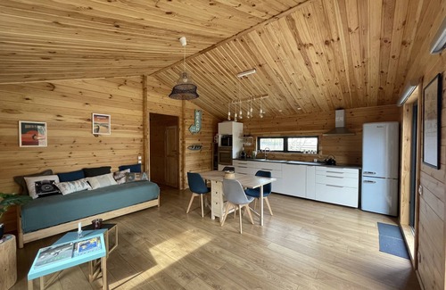 Hourtin Ski Chalet | Small wooden house on the edge of a forest