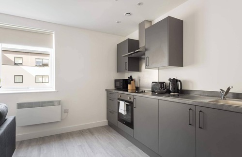 Eastleigh Apartment | Smart 1 Bedroom Apartment in Bradford with Parking