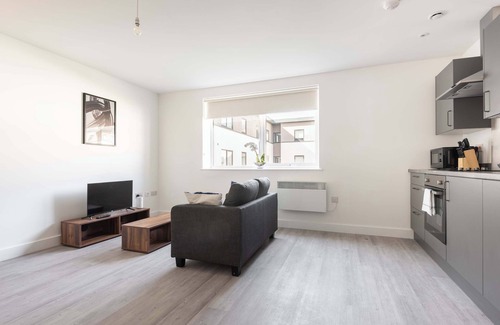 Eastleigh Apartment | Smart 1 Bedroom Apartment in Bradford with Parking