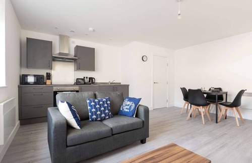Eastleigh Apartment | Smart 1 Bedroom Apartment in Bradford with Parking