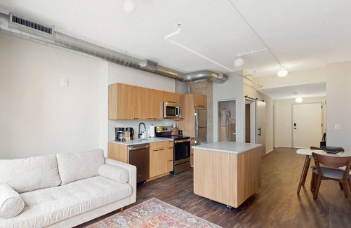 Eisenhower East Apartment | Smart 1BR Near Old Town & Amazon HQ w/ Gym
