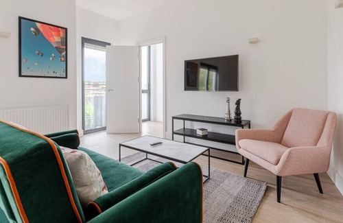 Windlesham Apartment | Smart, Easy and Hassle-Free Two-Bed - Stylish!