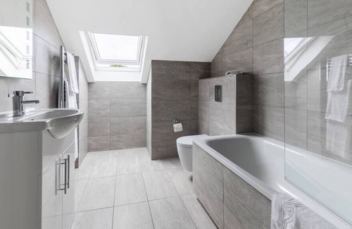 Windlesham Apartment | Smart, Easy and Hassle-Free Two-Bed - Stylish!