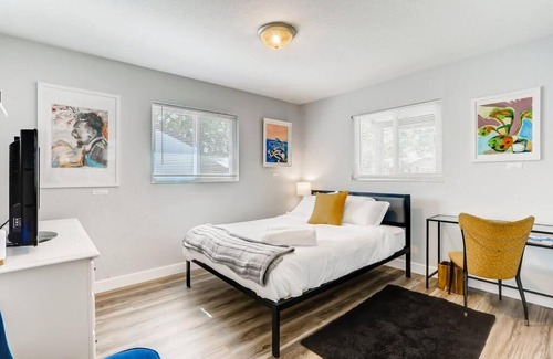 Southeastern Sacramento House | Smart Eclectic ART HOUSE near UC Davis Med Center